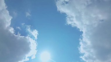 Mavi gökyüzü beyaz bulutlar. Kabarık beyaz bulutlar. Kümülüs bulutlu zaman çizelgesi. Yaz mavisi gökyüzü zaman aşımı. Doğa mavi gökyüzü. Beyaz bulutlar. Bulut zaman atlaması, video döngüsü