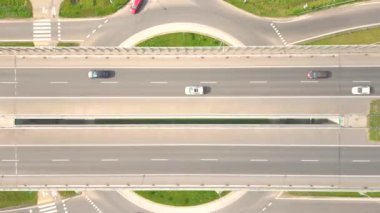Zaman aşımı trafik bulvarı hava manzarası. Otoban yolu. Üst görünüm zaman trafiğini hızlandırır. Seyahat yerleri.