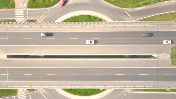 タイムラプストラフィックの通りの航空風景 高速道路だ トップ表示のタイムラプストラフィック 目的地 — ストック動画