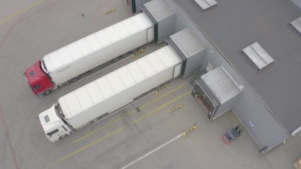 Αεροφωτογραφία Αποθήκη Διανομής Εμπορευμάτων Ημιφορτηγά Φορτώνουν Εμπορευματοκιβώτια Logistics Εξαγωγής Και — Αρχείο Βίντεο