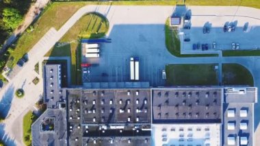Endüstriyel deponun hava görüntüleri. Merkez ve kargo karavanıyla dolu kamyonlar yükleniyor. Malzeme deposunun havadan görüntüsü. Modern Dağıtım Merkezi dışarıdan. Kamyonlu deponun hava görüntüsü.
