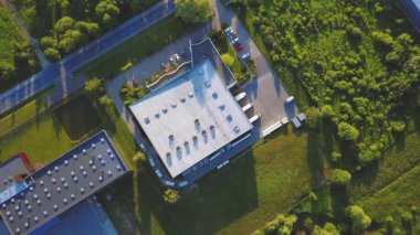 Endüstriyel deponun hava görüntüleri. Merkez ve kargo karavanıyla dolu kamyonlar yükleniyor. Malzeme deposunun havadan görüntüsü. Modern Dağıtım Merkezi dışarıdan. Kamyonlu deponun hava görüntüsü.