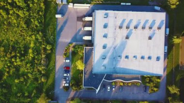 Malzeme deposunun havadan görüntüsü. Sanayi bölgesindeki lojistik merkezi yukarıdan. Lojistik merkezde yüklenen kamyonların hava görüntüsü. İnsansız hava aracından görüntüle.