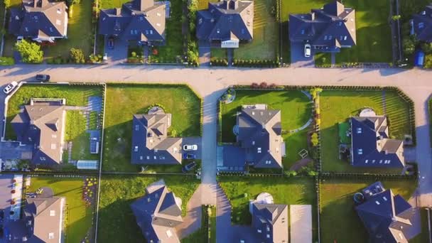 住宅の村の空中写真夏の青い空の不動産屋の上の住宅ドローン — ストック動画