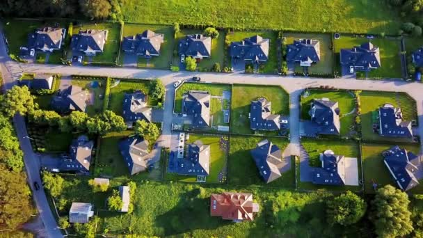 上图为夏季蓝天地产代理的屋苑住宅无人机的航拍照片 — 图库视频影像