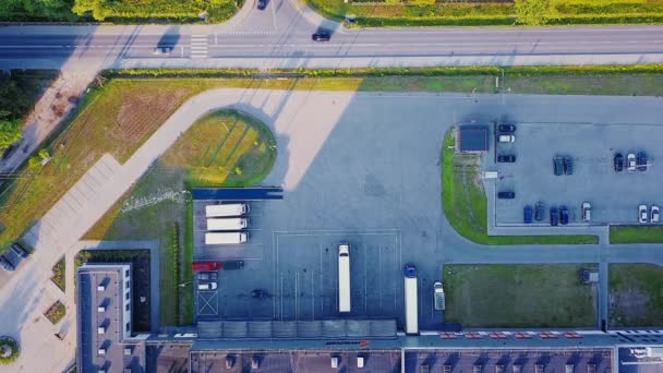 商品倉庫の空中ビュー 上記から工業都市ゾーンの物流センター 物流センターでロードトラックの空中ビュー ドローンからの眺め — ストック動画