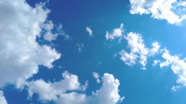 Gökyüzü zamanı hızlandırılmış bulutlar ve mavi güneşli gökyüzü, mavi gökyüzü üzerindeki beyaz bulutlar güneş ışınları, hava manzarası, bulutların hareket zamanı, doğa mavi gökyüzü açık hava. 4K.