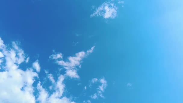 空の時間の経過雲と青空 太陽線 空中ビュー ドローン撮影雲の動き時間で青い空に白い雲のループは 自然の青い空の白い澄んだ天気 — ストック動画