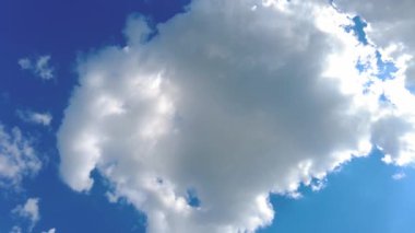 Mavi gökyüzü beyaz bulutlar. Kabarık beyaz bulutlar. Kümülüs bulutlu zaman çizelgesi. Yaz mavisi gökyüzü zaman aşımı. Doğa mavi gökyüzü. Beyaz bulutlar. Bulut zaman aşımı