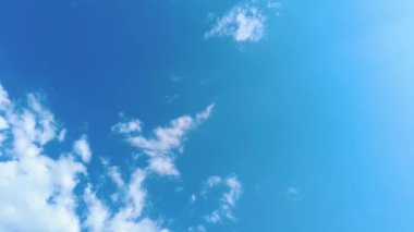 Gökyüzü zamanı hızlandırılmış bulutlar ve mavi güneşli gökyüzü, mavi gökyüzü üzerindeki beyaz bulutlar güneş ışınları, hava manzarası, bulutların hareket zamanı, doğa mavi gökyüzü açık hava. 4K.