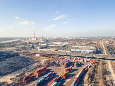 Kargo trenleri yakın plan. Tren istasyonundaki renkli yük trenlerinin hava manzarası. Demiryolunda malları olan vagonlar. Ağır endüstri. Trenli endüstriyel kavramsal sahne. Uçan İHA 'nın üst görüntüsü