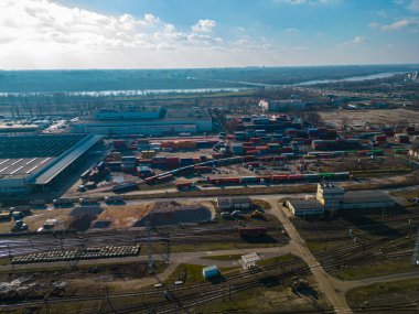 Kargo trenleri yakın plan. Tren istasyonundaki renkli yük trenlerinin hava manzarası. Demiryolunda malları olan vagonlar. Ağır endüstri. Trenli endüstriyel kavramsal sahne. Uçan İHA 'nın üst görüntüsü