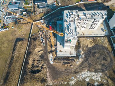 İnşaat Alanı ve İnşaat Malzemeleri. Yeni yerleşim bölgesi. Vinç ve bina yapım aşamasında. hava görünümü