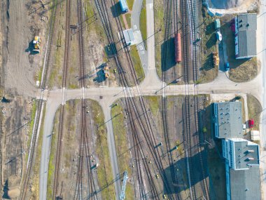 Kargo trenleri yakın plan. Tren istasyonundaki renkli yük trenlerinin hava manzarası. Demiryolunda malları olan vagonlar. Ağır endüstri. Trenli endüstriyel kavramsal sahne. Uçan İHA 'nın üst görüntüsü