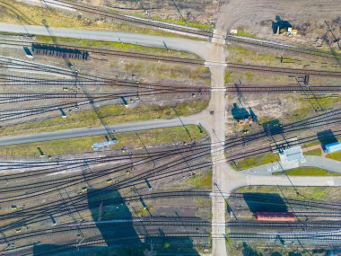 Kargo trenleri yakın plan. Tren istasyonundaki renkli yük trenlerinin hava manzarası. Demiryolunda malları olan vagonlar. Ağır endüstri. Trenli endüstriyel kavramsal sahne. Uçan İHA 'nın üst görüntüsü