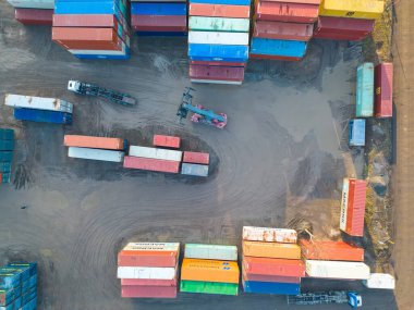 İş ve lojistik ihracat ve ithalat konteynırı. Kargoyu vinçle limana götürüyorum. Uluslararası ulaşım. Hava görünümü