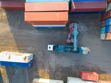 İş ve lojistik ihracat ve ithalat konteynırı. Kargoyu vinçle limana götürüyorum. Uluslararası ulaşım. Hava görünümü