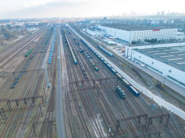 Kargo trenleri. Renkli yük trenlerinin hava manzarası. Tren istasyonunda. Demiryolunda malları olan vagonlar. Ağır endüstri. Trenli sanayi sahnesi. İnsansız hava aracının üst görüntüsü.