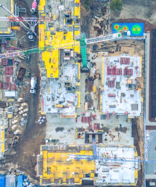 İnşaat Alanı ve İnşaat Malzemeleri. Yeni yerleşim bölgesi. Vinç ve bina yapım aşamasında. hava görünümü