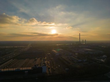Kömür santralinin hava manzarası siyah dumanlı yüksek borular gün batımında atmosferi kirletiyor.