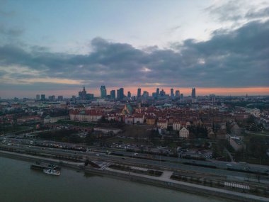 Varşova Şehri 'nin gökdelenleri ve Varşova' nın pazar meydanı ve bir deniz kızı heykeli, Polonya, AB