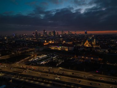 Varşova Şehri 'nin gökdelenleri ve Varşova' nın pazar meydanı ve bir deniz kızı heykeli, Polonya, AB