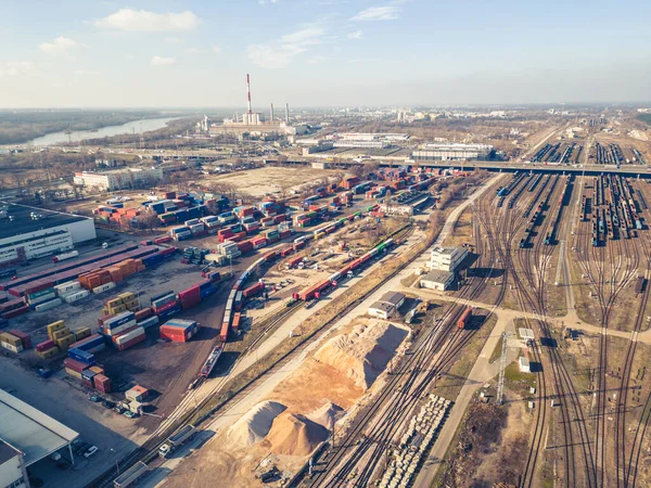 Vrachttreinen Luchtfoto Van Kleurrijke Goederentreinen Station Wagens Met Goederen Spoorweg — Stockfoto