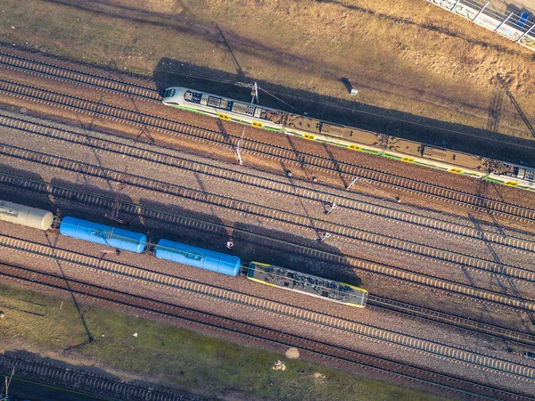 열차를 공중에서 수있다 철도역 철로위에 물품을 마차들 중공업 구름낀 현장이었다 — 스톡 사진