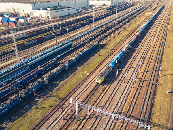 Tehervonatok Légi Felvétel Színes Tehervonatok Vasútállomás Vasúti Áruszállító Kocsik Nehéz — Stock Fotó