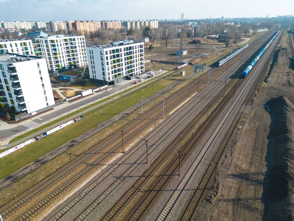铁路交通枢纽的空中自上而下的照片 显示不同的火车在铁轨上相邻地停放 — 图库照片
