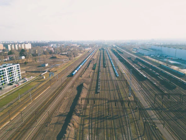 铁路交通枢纽的空中自上而下的照片 显示不同的火车在铁轨上相邻地停放 — 图库照片