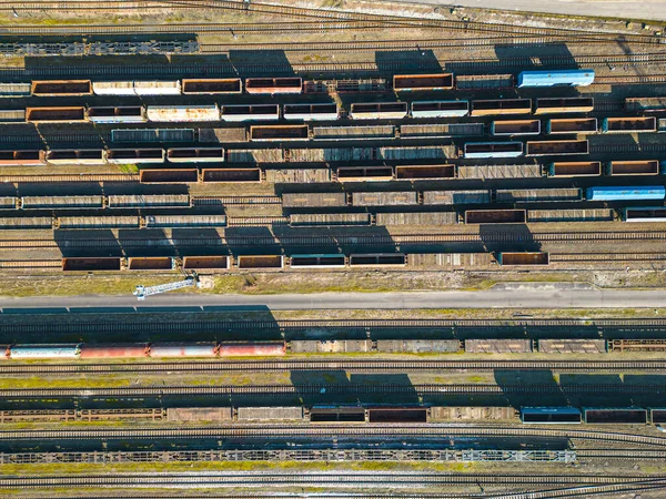 Грузовые Поезда Крупным Планом Вид Воздуха Красочные Грузовые Поезда Железнодорожном — стоковое фото