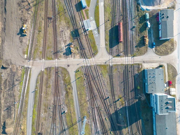 货物列车特写 火车站上五彩缤纷的货运列车的空中景观 车厢里的货物都在铁路上重工业 工业概念场景与火车 从无人驾驶飞机上俯瞰 — 图库照片