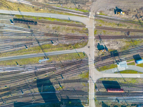貨物列車が接近中 鉄道駅でカラフルな貨物列車の空中ビュー 貨物を積んだワゴンだ 重工業だ 電車と産業概念のシーン 飛行ドローンからのトップビュー — ストック写真