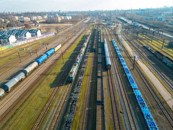 열차가 기차역에 열차를 공중에서 내려다볼 수있었습니다 물품을 마차들 중공업 열차와 — 스톡 사진