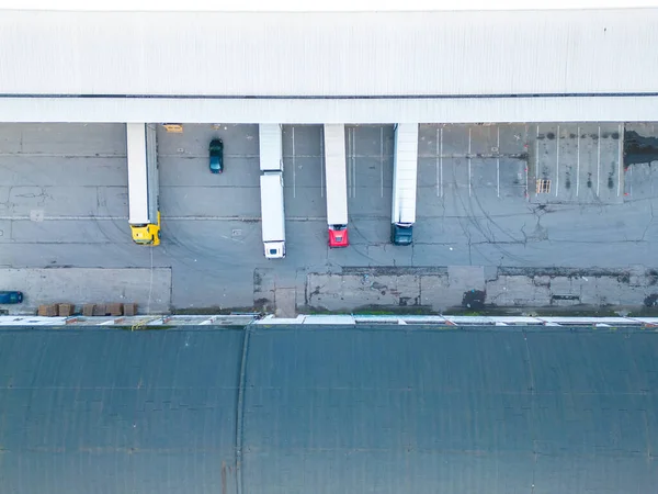 창고를 공중에서 위에서 지역의 센터입니다 로지스틱 센터에서 화물을 트럭들을 공중에서 — 스톡 사진