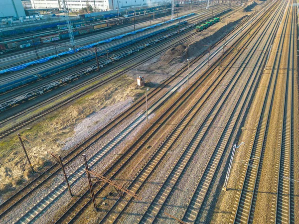열차를 공중에서 수있다 철도역 철로위에 물품을 마차들 중공업 드론의 위에서 — 스톡 사진