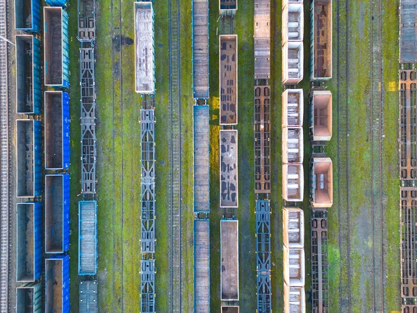 Nákladní Vlaky Zblízka Letecký Pohled Barevné Nákladní Vlaky Nádraží Vozy — Stock fotografie