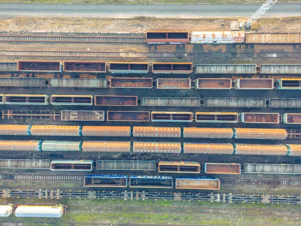 Грузовые Поезда Крупным Планом Вид Воздуха Красочные Грузовые Поезда Железнодорожном — стоковое фото