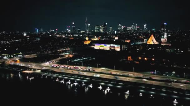 ワルシャワの旧市街の夜間の経過は 高さで王室の城から見た ポーランドの美しい建築や都市照明 日没後の近代的なダウンタウンの金融センタービュー 夕暮れの街並み スカイライン — ストック動画