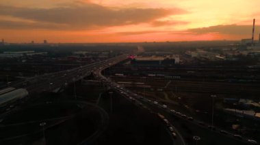 Gece Varşova 'nın Eski Kasabası kraliyet kalesinden görüldü. Polonya 'da güzel mimari ve şehir ışıkları. Günbatımından sonra modern şehir merkezi manzarası, karanlık şehir manzarası, ufuk çizgisi. Havadan