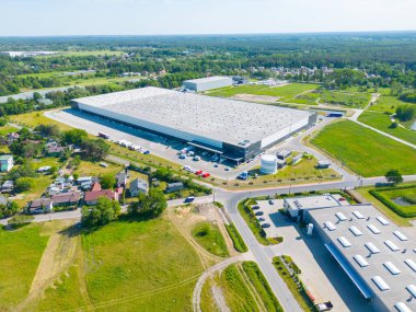 Dağıtım merkezinin hava görüntüsü, endüstriyel lojistik bölgesinin İHA fotoğrafı, modern teknoloji ve robotlarla dolu yeni süper modern lojistik merkezi, yeşil enerji üretimi için çatı güneş enerjisi santrali.