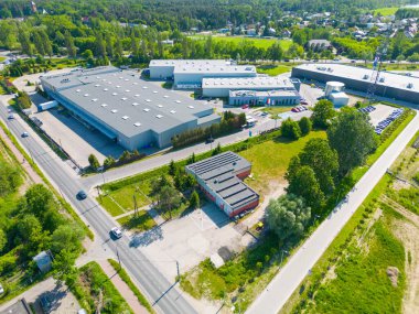 Dağıtım merkezinin hava görüntüsü, endüstriyel lojistik bölgesinin İHA fotoğrafı, modern teknoloji ve robotlarla dolu yeni süper modern lojistik merkezi, yeşil enerji üretimi için çatı güneş enerjisi santrali.