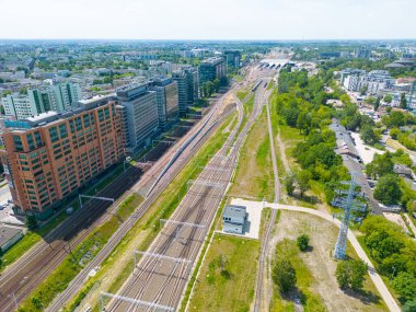 Hava tren istasyonu. Uluslararası ve yerel trenler buradan gelip gidiyor. Tren platformu hava görüntüsü.