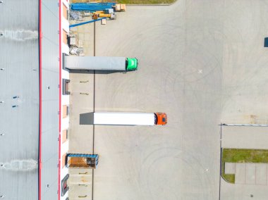 Dağıtım merkezinin hava görüntüsü, endüstriyel lojistik bölgesinin İHA fotoğrafı, modern teknoloji ve robotlarla dolu yeni süper modern lojistik merkezi, yeşil enerji üretimi için çatı güneş enerjisi santrali.