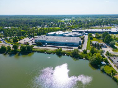 Dağıtım merkezinin hava görüntüsü, endüstriyel lojistik bölgesinin İHA fotoğrafı, modern teknoloji ve robotlarla dolu yeni süper modern lojistik merkezi, yeşil enerji üretimi için çatı güneş enerjisi santrali.