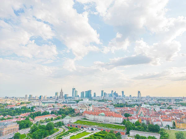 遠くのヴィジュアル川と市内中心部の上にワルシャワ ポーランドの空中パノラマ 高層ビル街だ — ストック写真