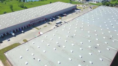 Dağıtım merkezinin hava görüntüsü, endüstriyel lojistik bölgesinin İHA fotoğrafı, modern teknoloji ve robotlarla dolu yeni süper modern lojistik merkezi, yeşil enerji üretimi için çatı güneş enerjisi santrali.