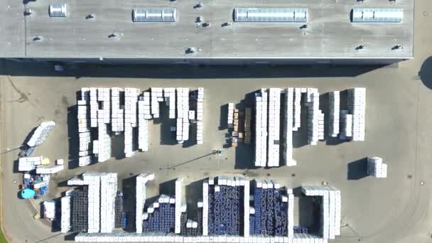 商品倉庫の空中ビュー 上記から工業都市ゾーンの物流センター 物流センターでロードトラックの空中ビュー ドローンからの眺め — ストック動画