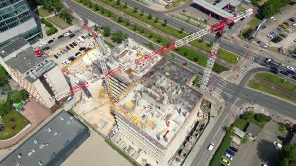 建設中の新しい住宅地 黄色のタワークレーンと機械の建設現場 空中からの眺め 市中心部 — ストック動画